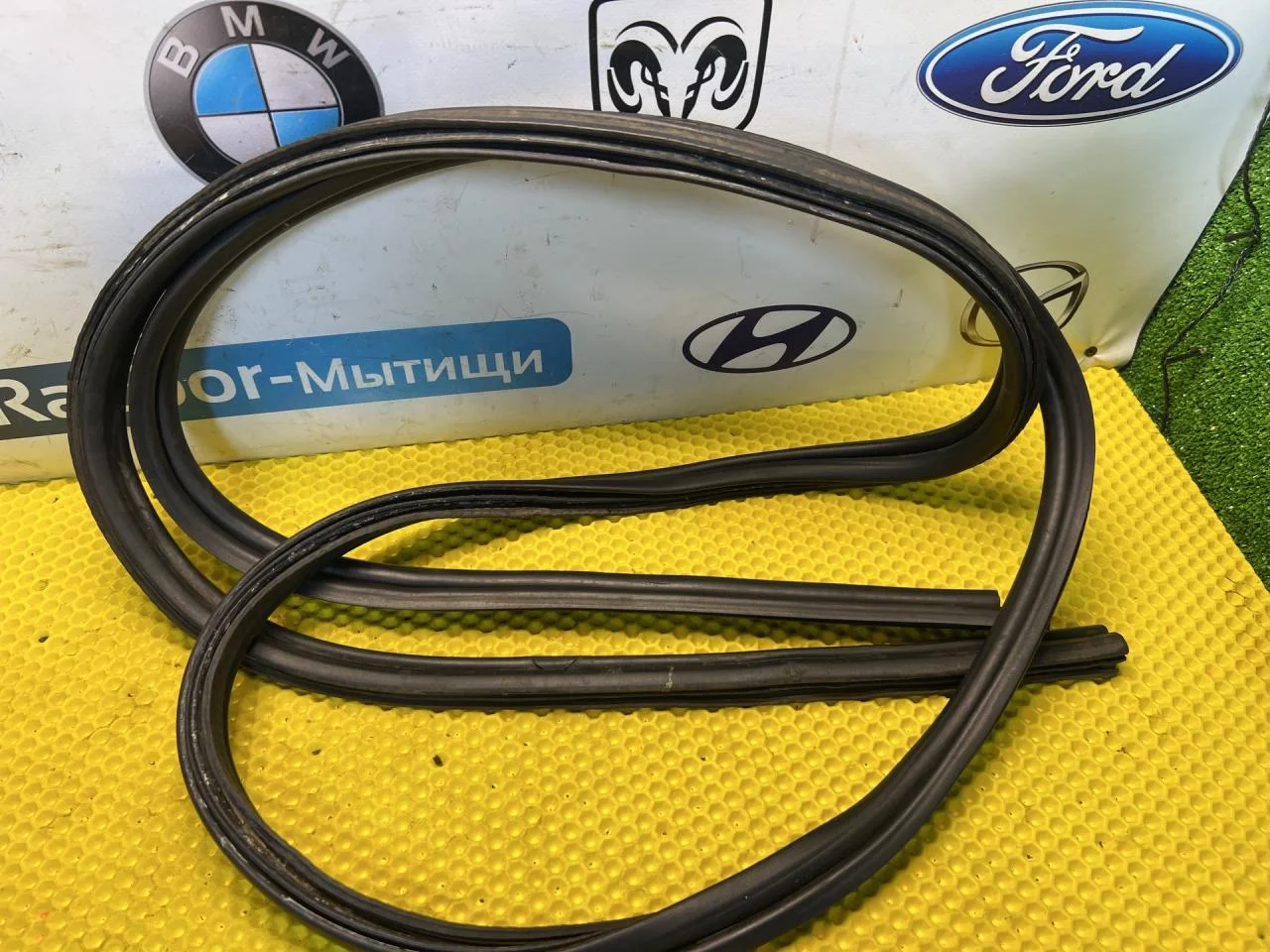 Уплотнитель багажника Ford Focus 1 - миниатюра 2