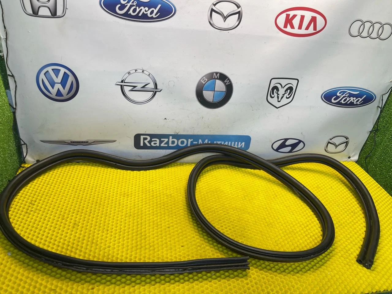 Уплотнитель багажника Ford Focus 1 седан - миниатюра 7