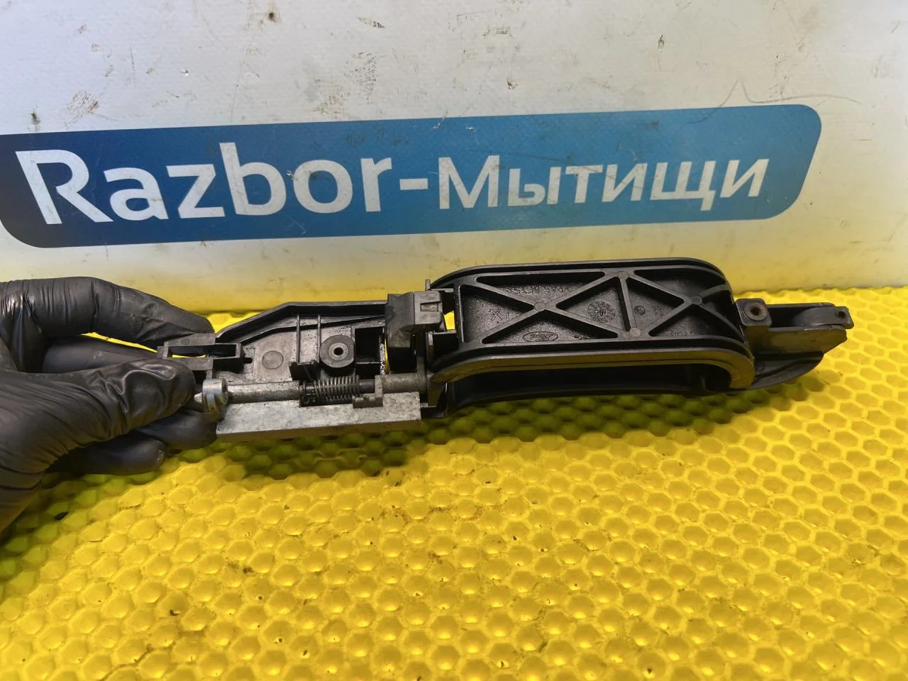 Ручка двери задняя правая Ford Focus 1 - миниатюра 2