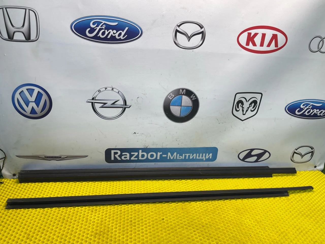 Молдинг стекла двери Ford Focus 1 седан - изображение 1