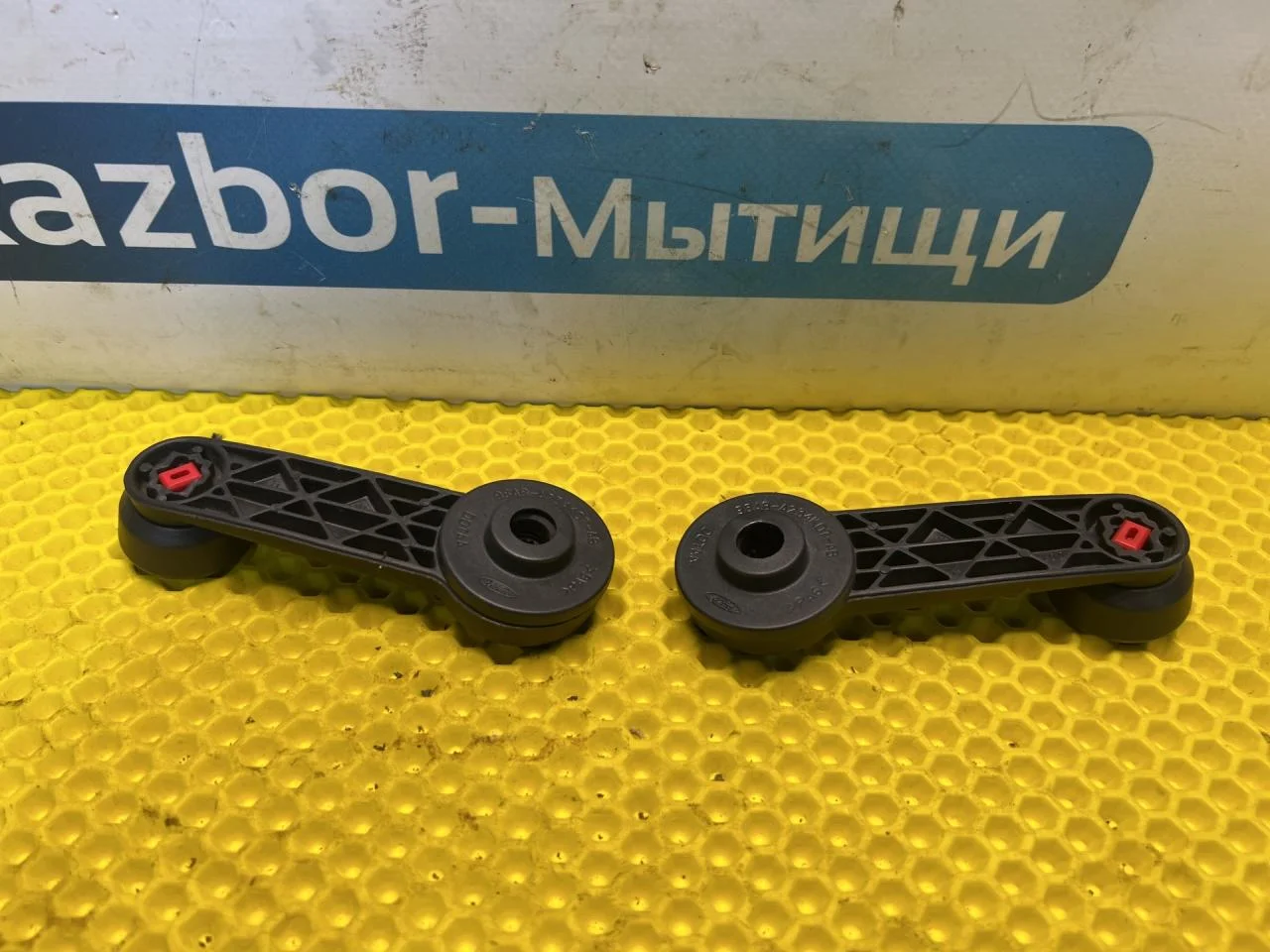 Ручка стеклоподъемника задняя Ford Focus 1 - изображение 1