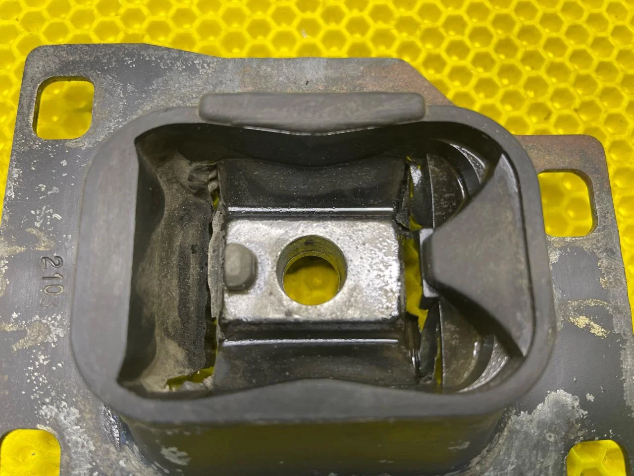 Подушка КПП Ford Focus 1 2003 - миниатюра 5