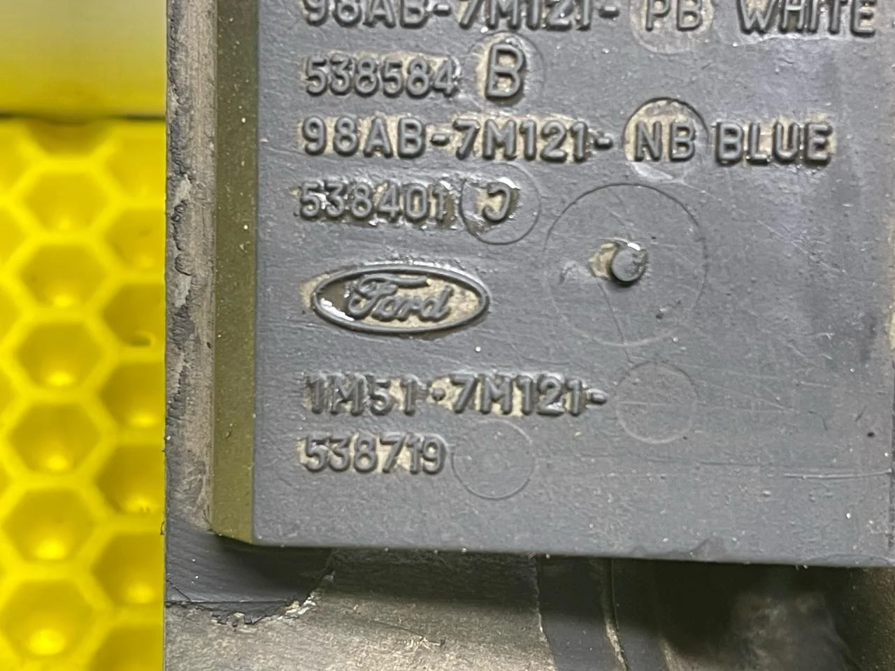 Подушка КПП Ford Focus 1 2003 - миниатюра 7