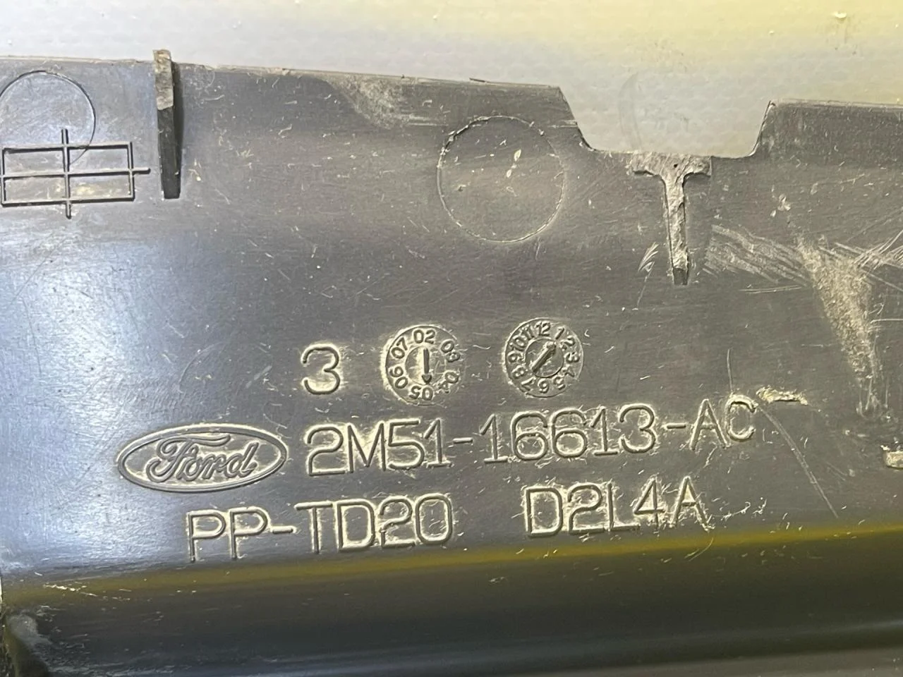 Накладка замка капота Ford Focus 1 - миниатюра 6