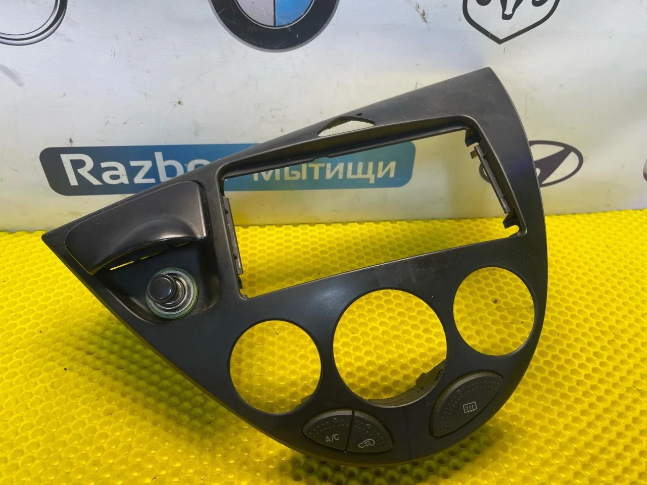 Рамка магнитолы Ford Focus 1 - изображение 1