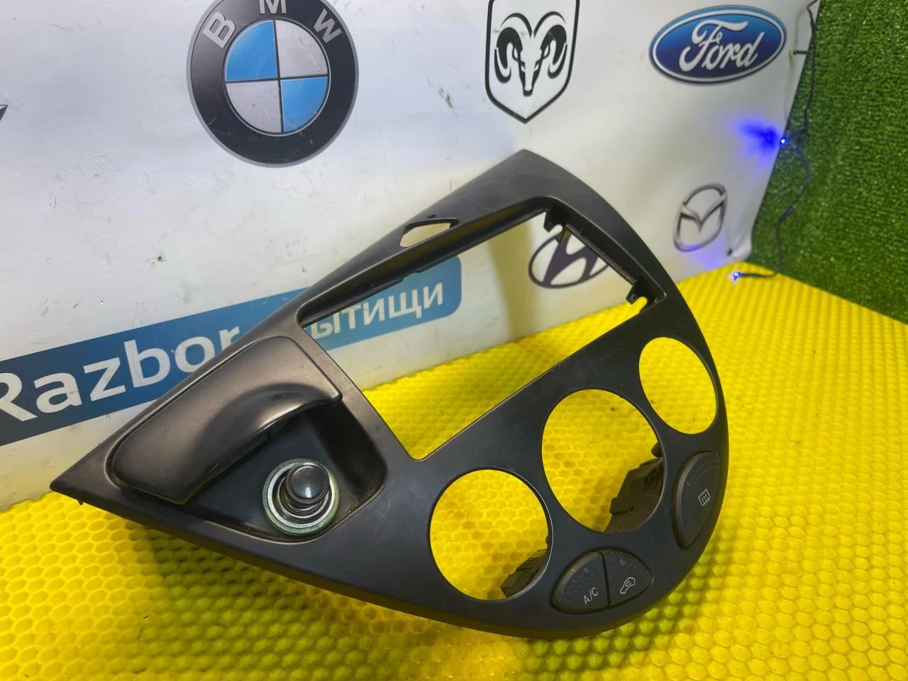 Рамка магнитолы Ford Focus 1 - миниатюра 2