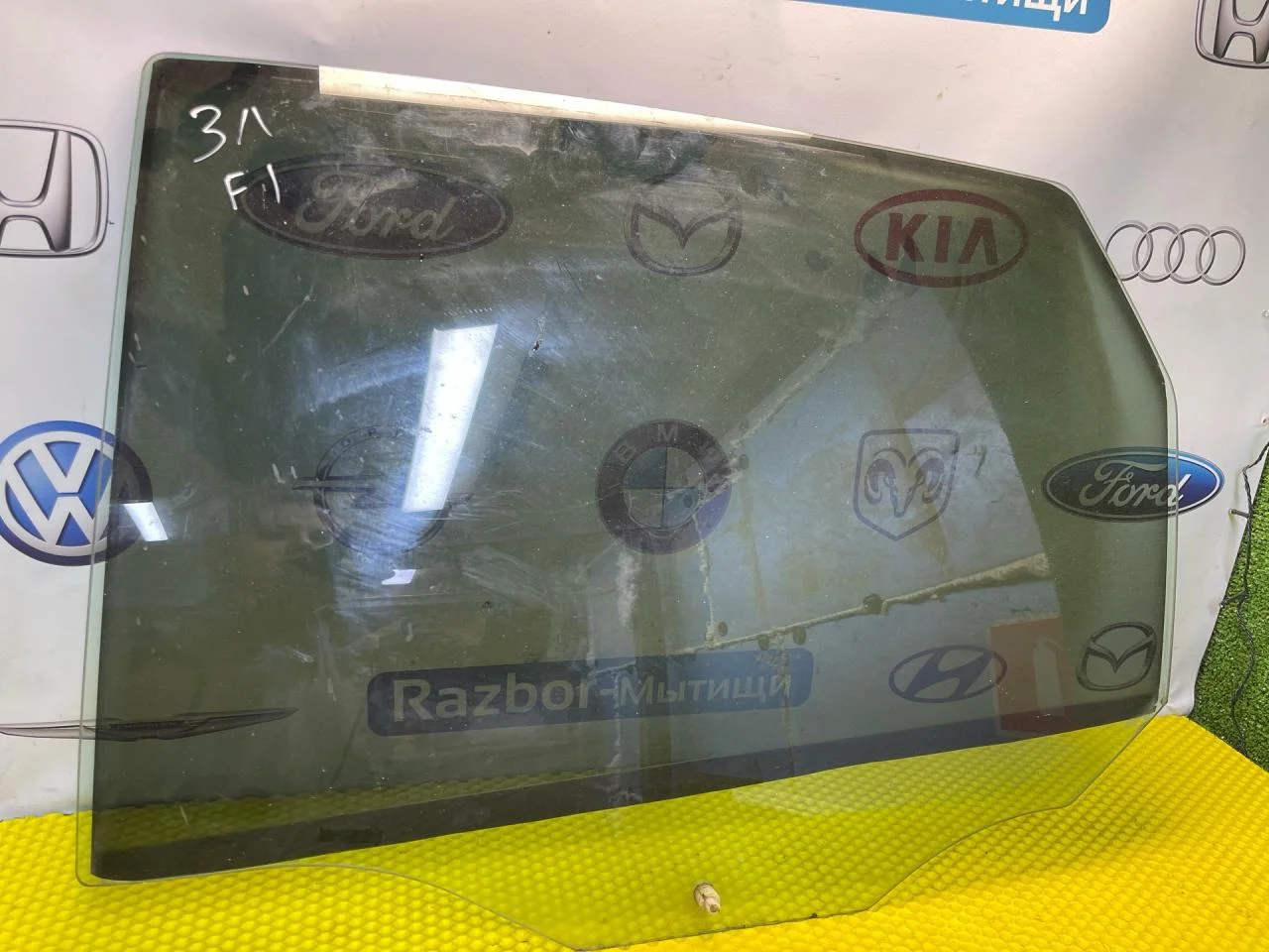 Стекло двери задней левой Ford Focus 2001 - изображение 1