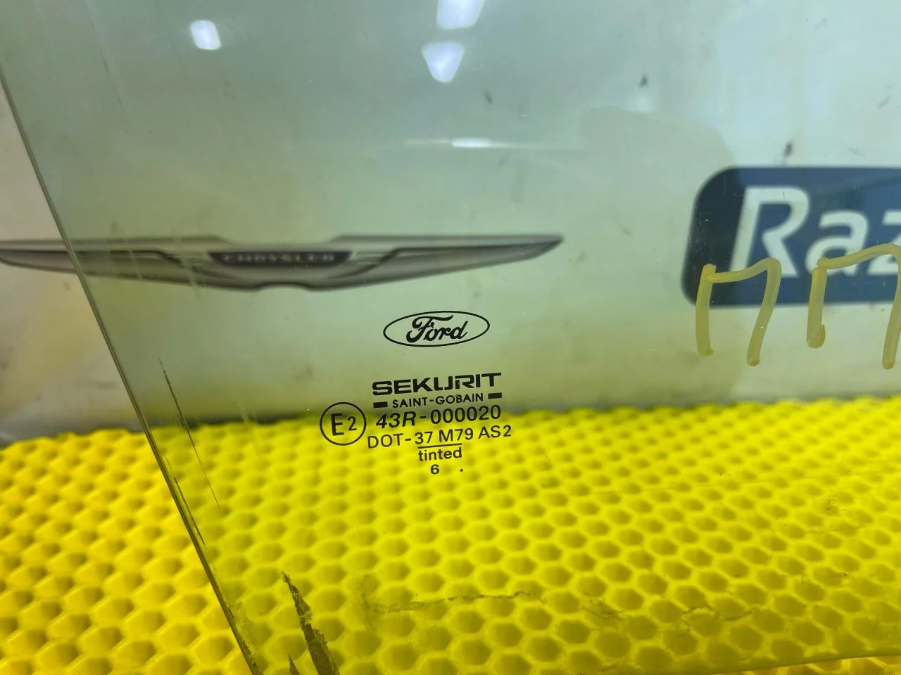 Стекло двери передней правой Ford Focus - миниатюра 2