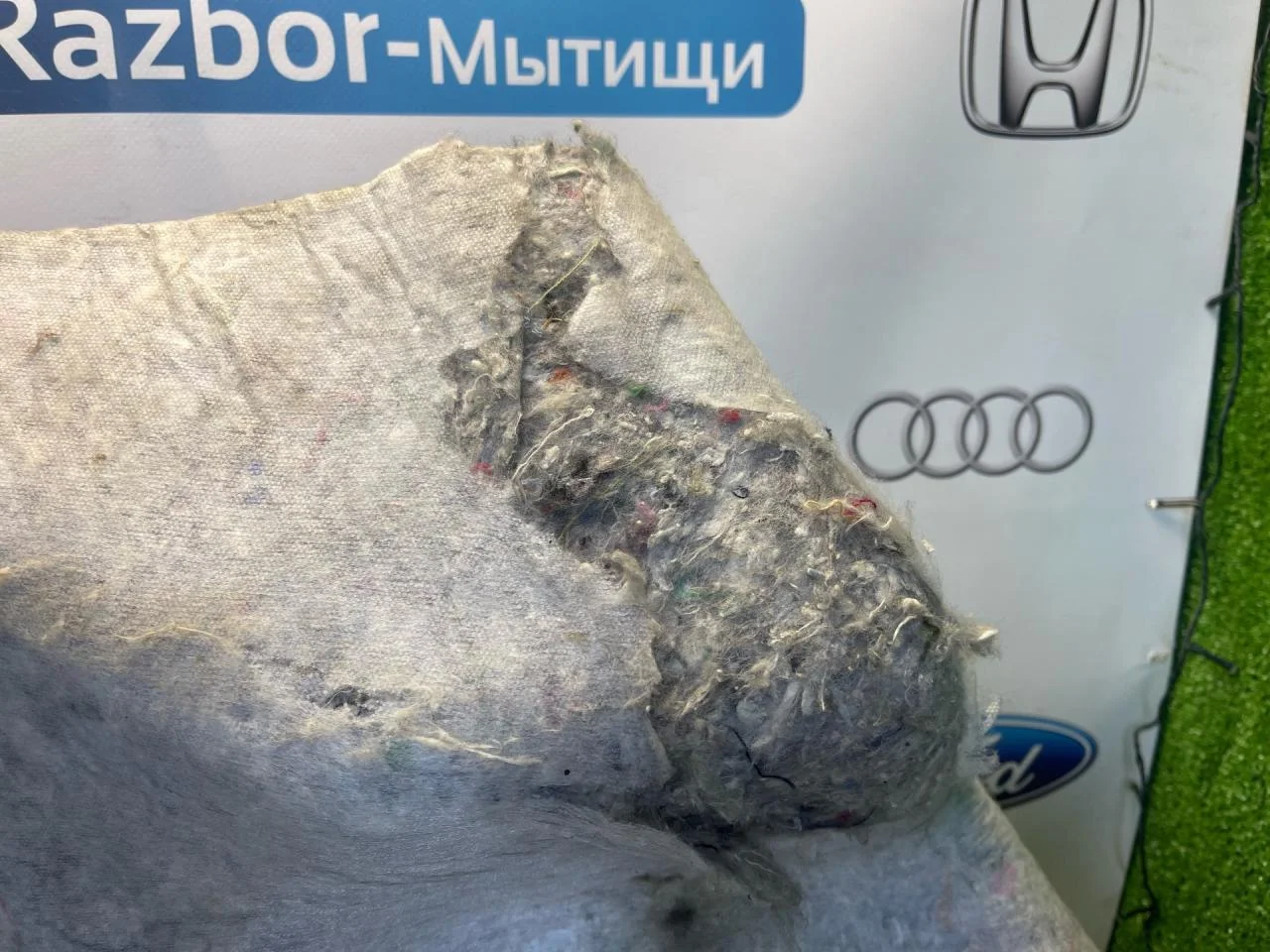 Ковер багажника правый Ford Focus 1 седан - миниатюра 9