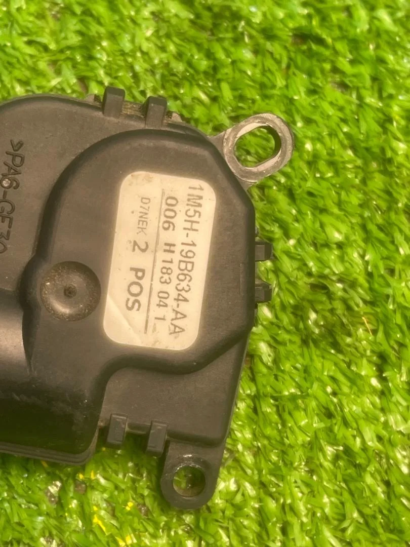 Моторчик заслонки печки Ford Focus 1 2001 - миниатюра 2