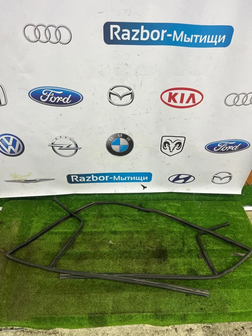 Уплотнитель капота BMW 5 E34
