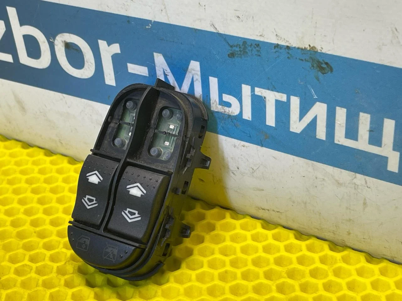 Блок управления стеклоподъемниками Ford Focus - миниатюра 3