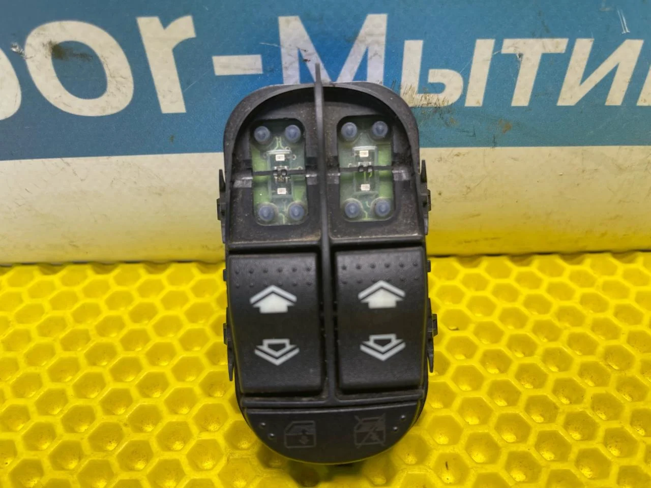 Блок управления стеклоподъемниками Ford Focus - миниатюра 4