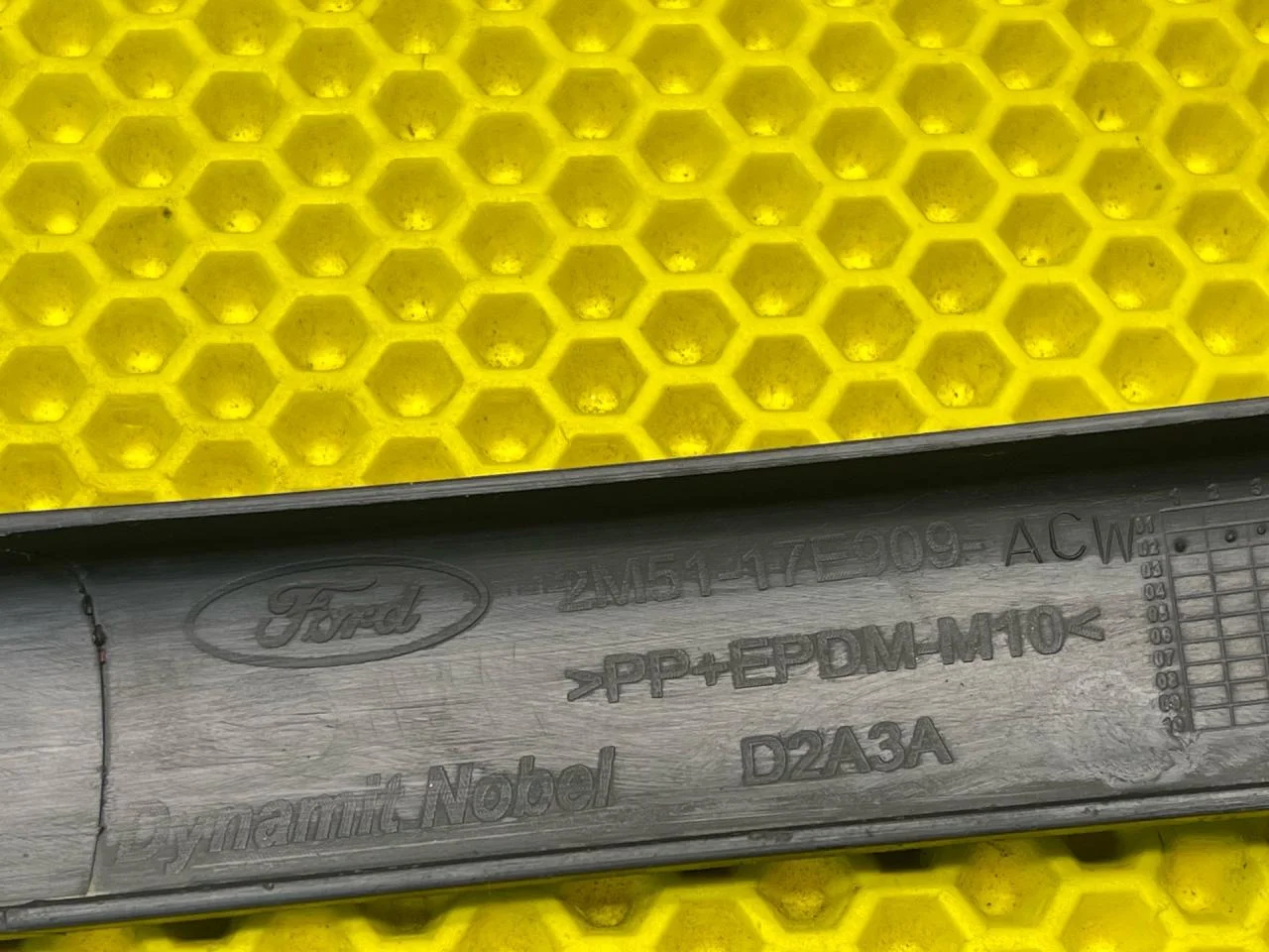 Молдинг переднего бампера Ford Focus седан - миниатюра 7
