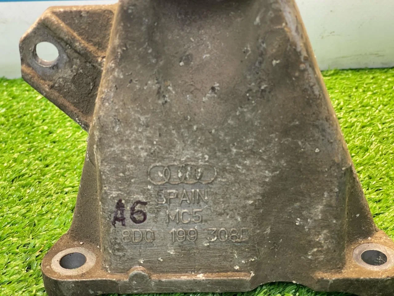 Кронштейн двигателя Audi A6 C5 2.4 - миниатюра 2