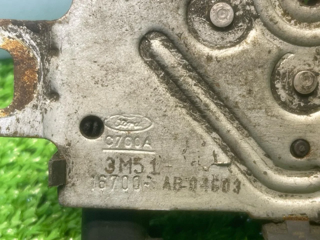 Замок капота Ford Focus 1 седан - миниатюра 4