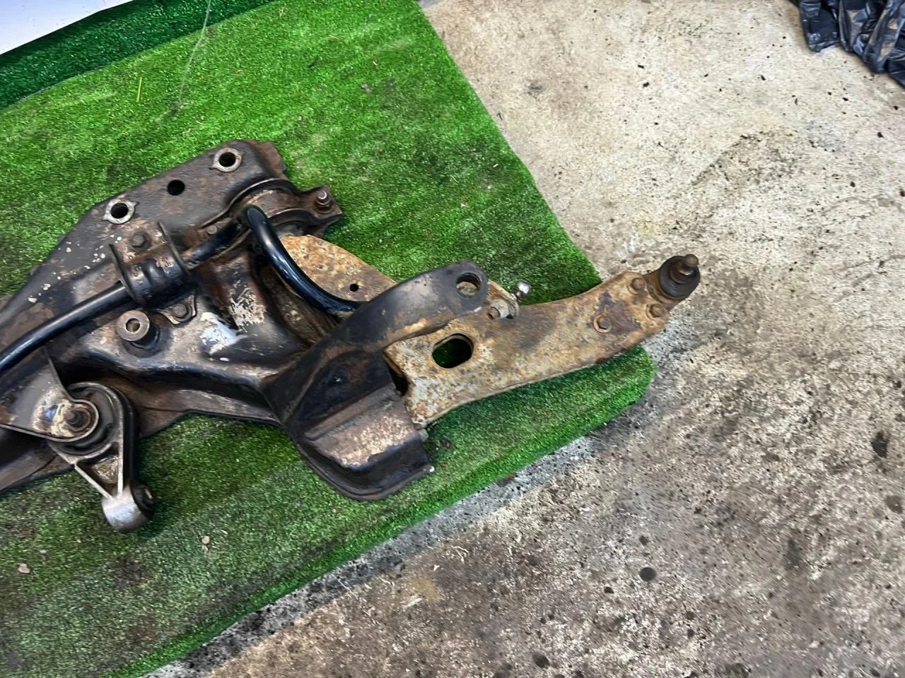 Передняя балка Ford Focus 1 - миниатюра 4