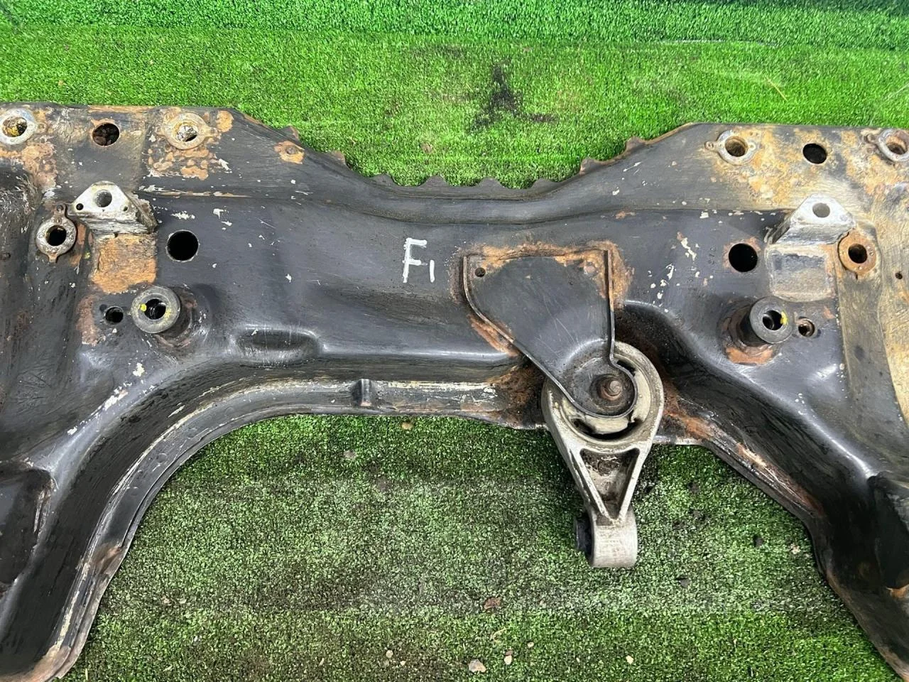 Передняя балка Ford Focus 1 - миниатюра 4