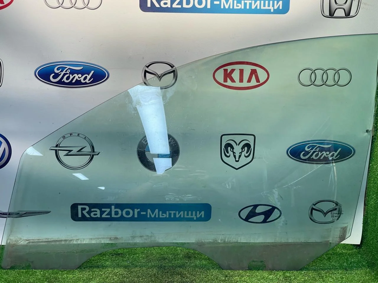 Стекло двери левой Ford Focus 1 седан - изображение 1