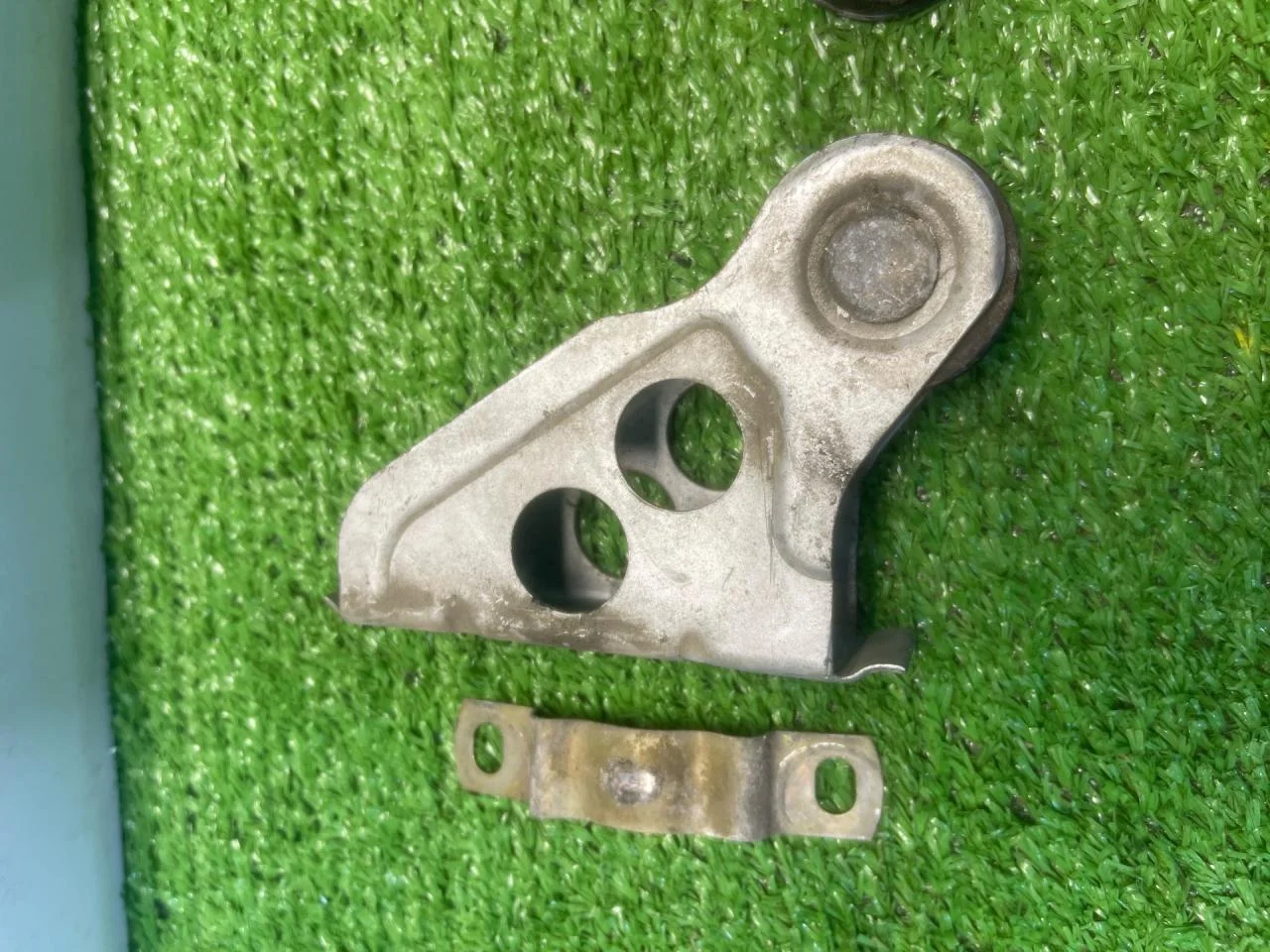 Петля замка капота BMW 5 E34 1991 - миниатюра 2