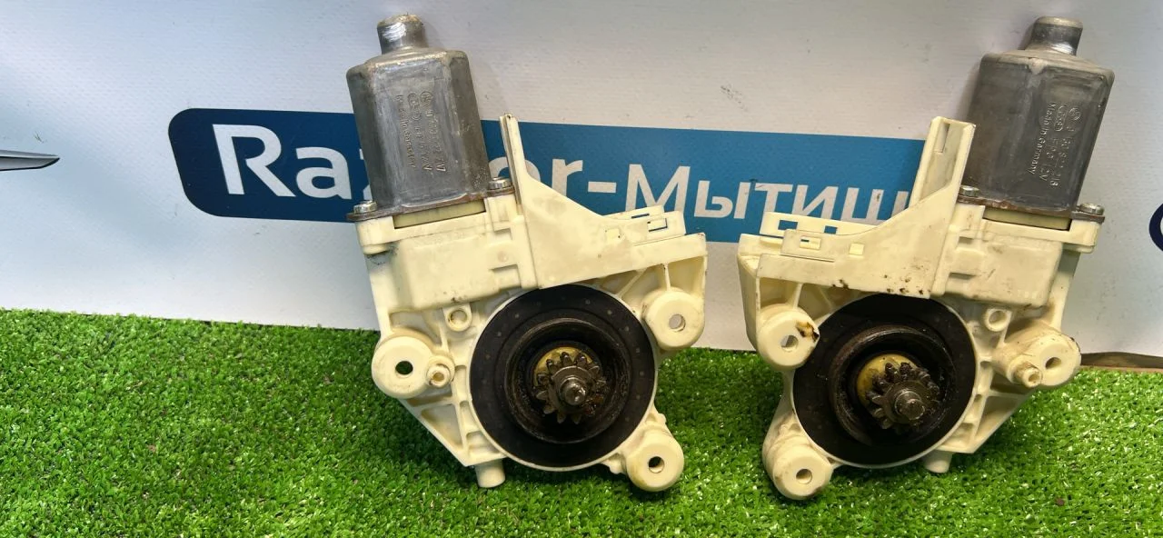 Моторчик стеклоподъемника передний Ford Focus 2 BK - миниатюра 2