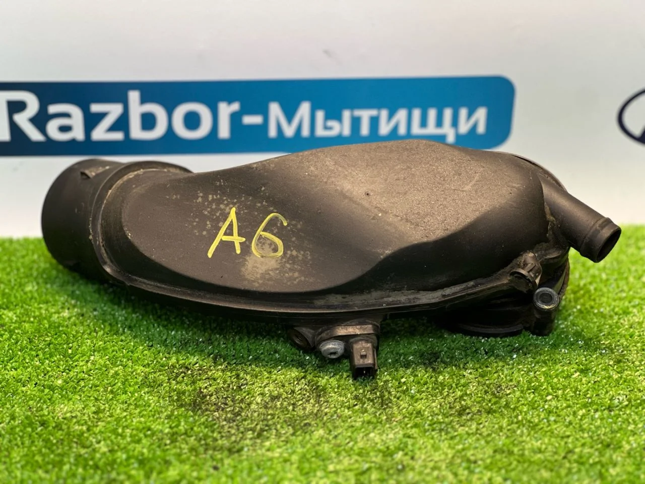 Патрубок воздушного фильтра Audi A6 C5 4B5 2000 - миниатюра 4
