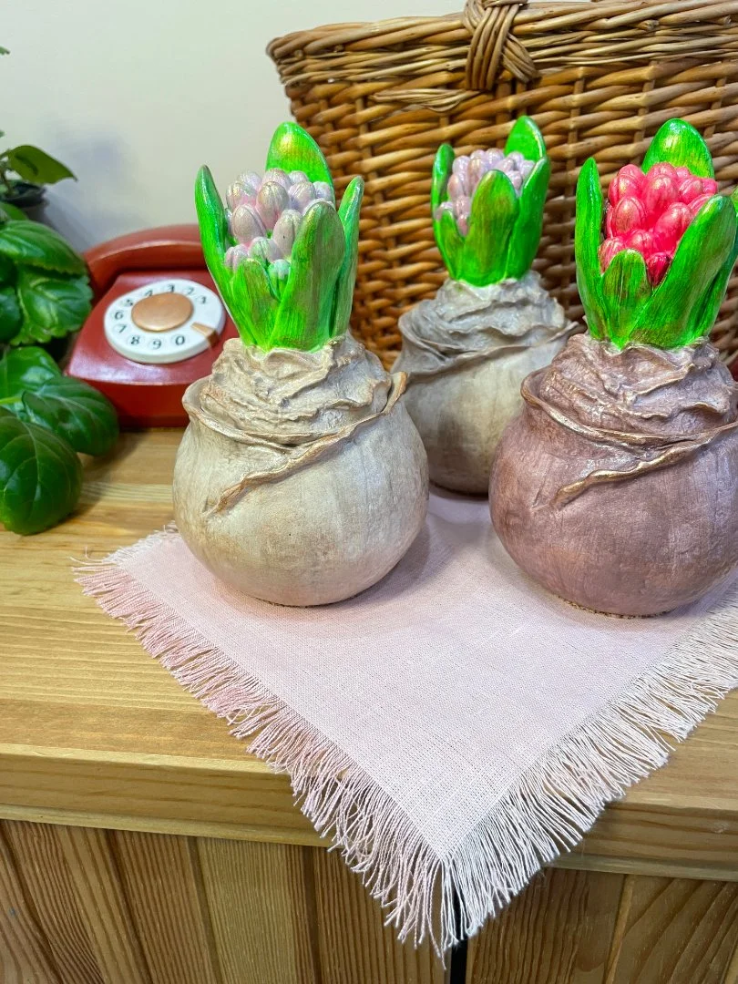Гиацинт. Свеча из воска с ароматом  в гипсовом подсвечнике. Весенняя свеча. - миниатюра 2