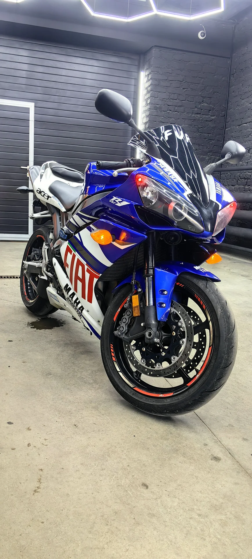 Мотоцикл Yamaha R1 2008 - миниатюра 2