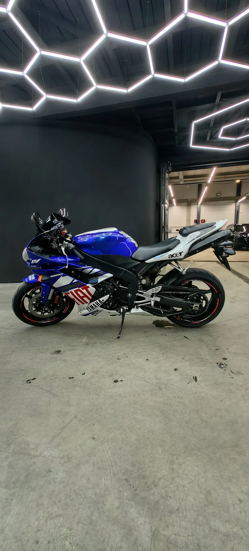 Мотоцикл Yamaha R1 2008 - миниатюра 3