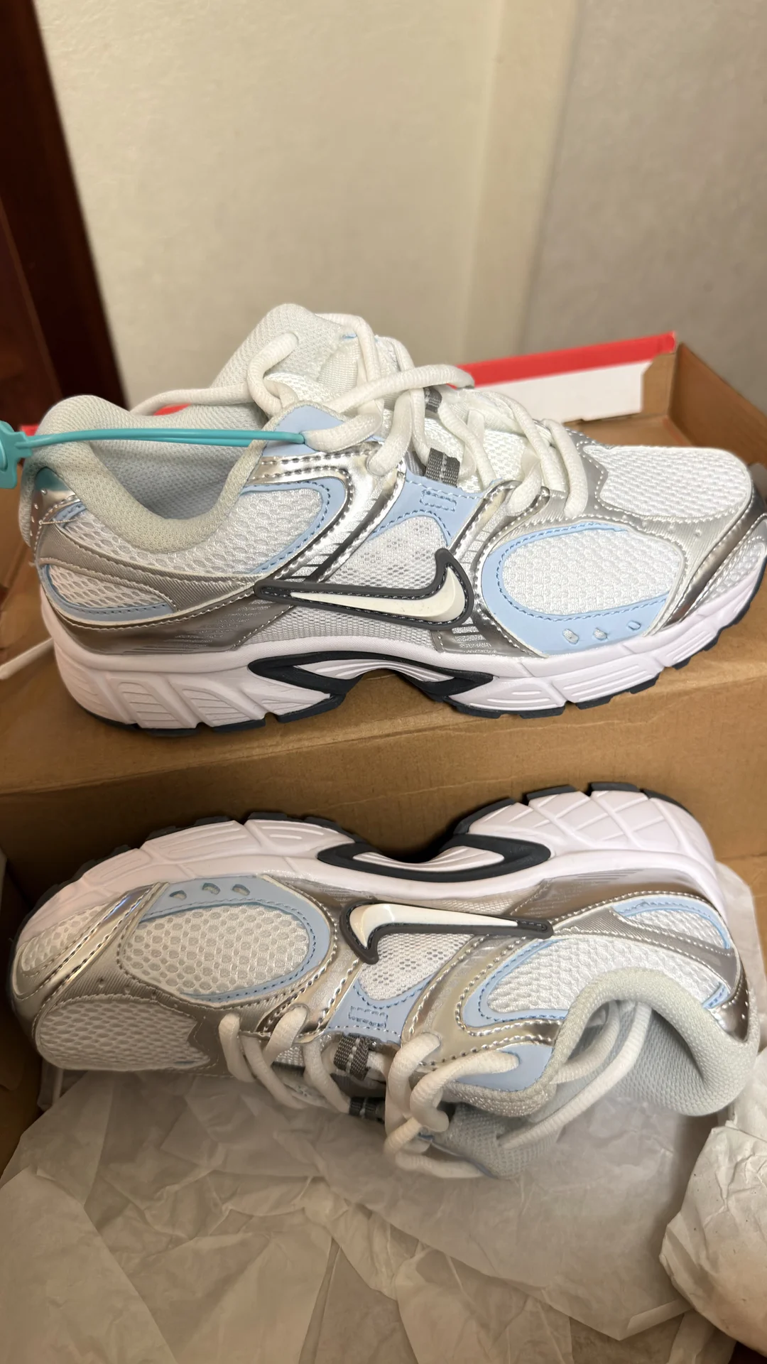 Кроссовки Nike - миниатюра 2