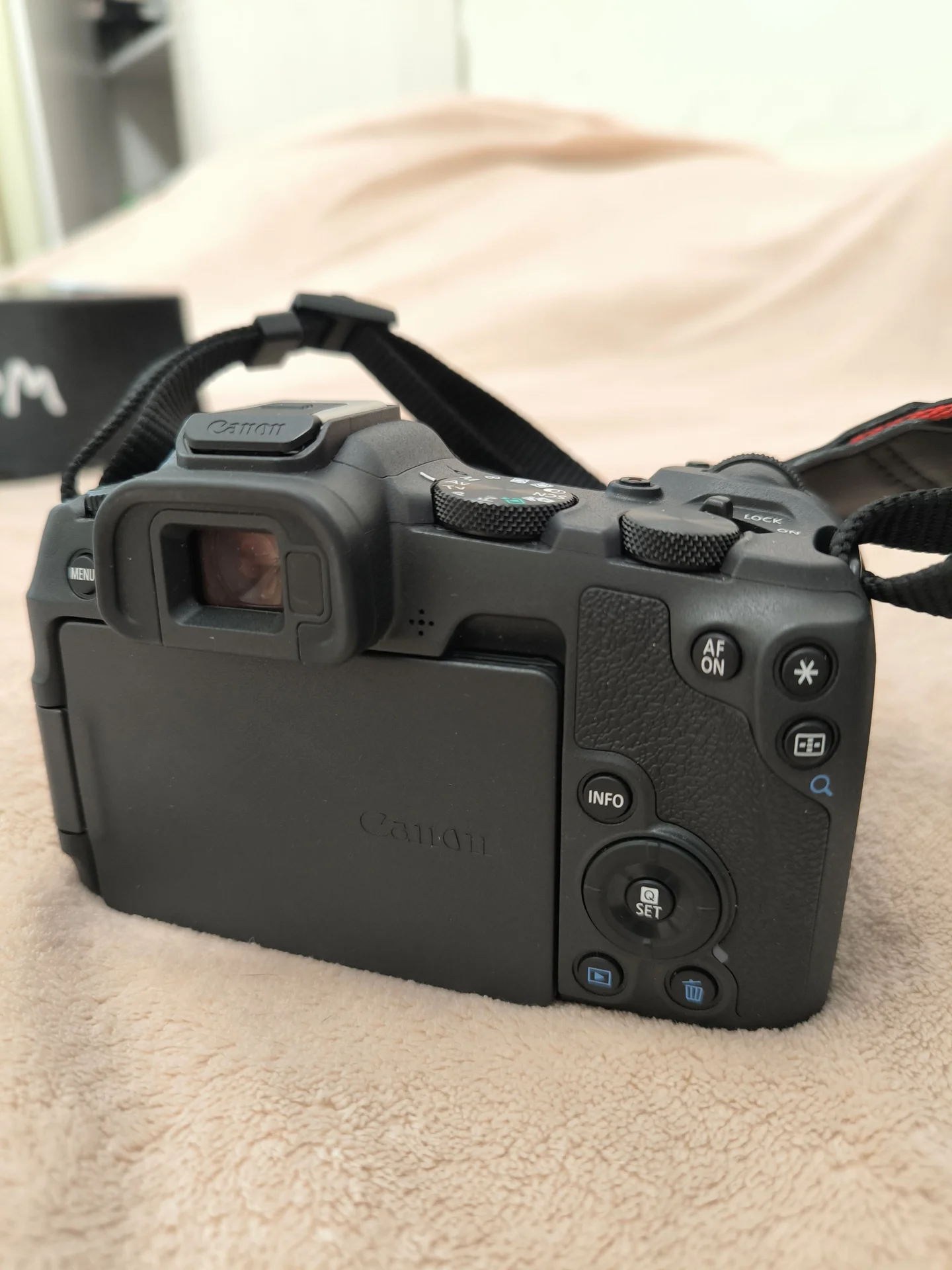 Фотоаппарат Canon EOS r8 - миниатюра 2