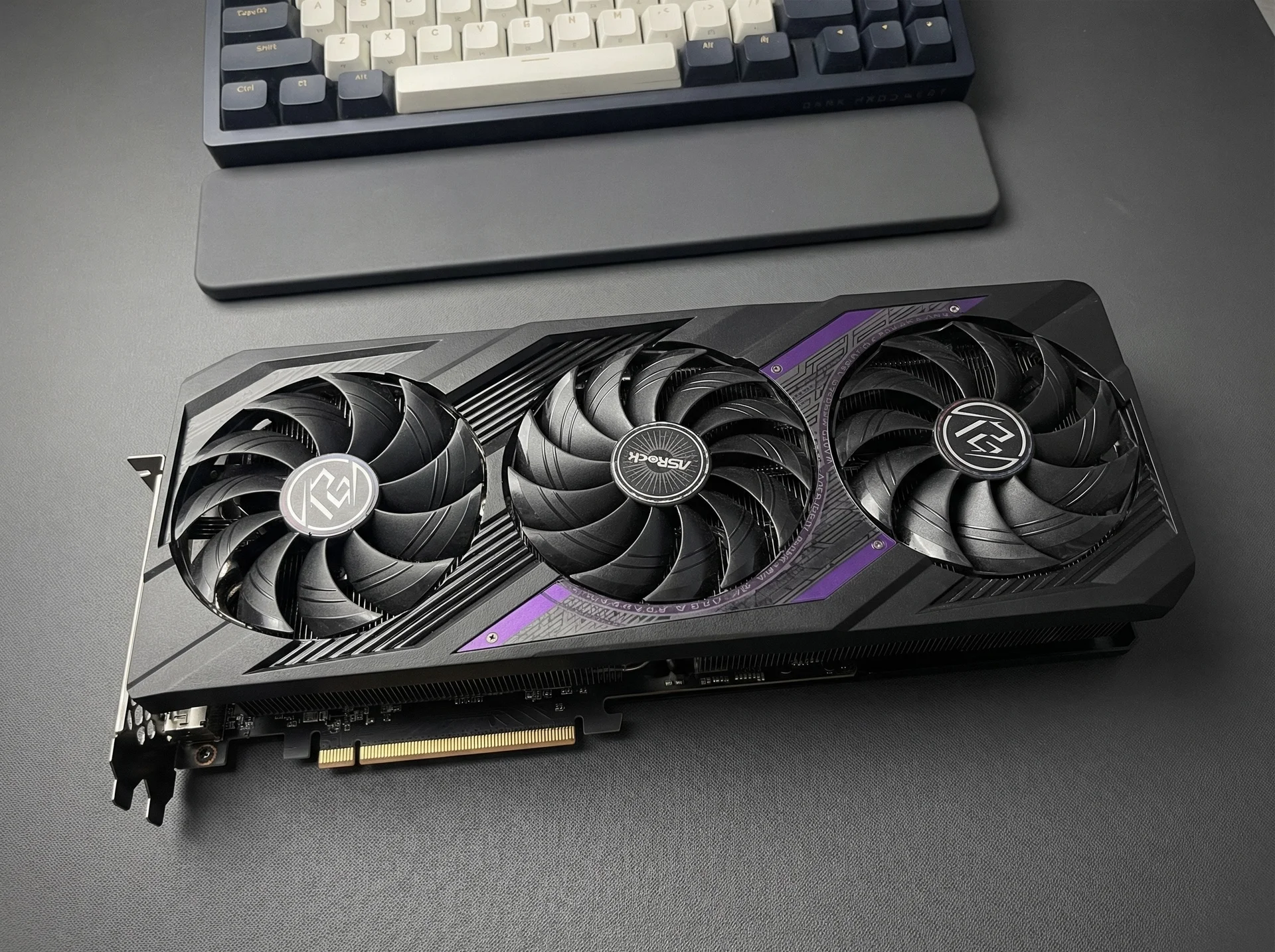 ASRock Radeon RX 7800 xt Phantom Gaming - миниатюра 2