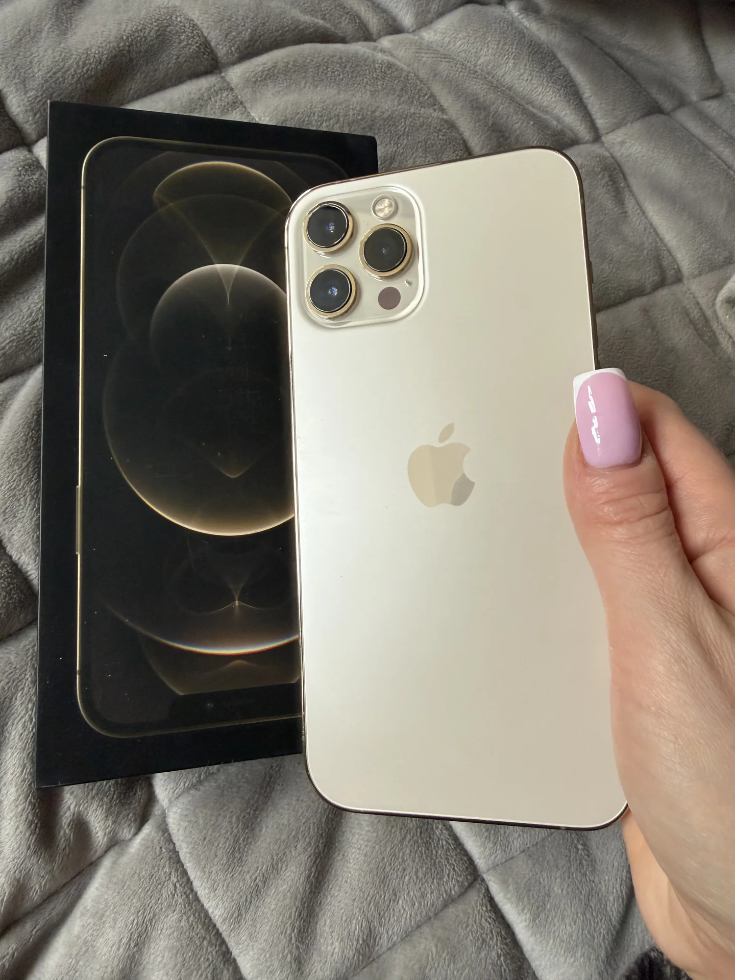 iPhone 12 Pro Max 128 гб всегда в чехле и стекле - миниатюра 3