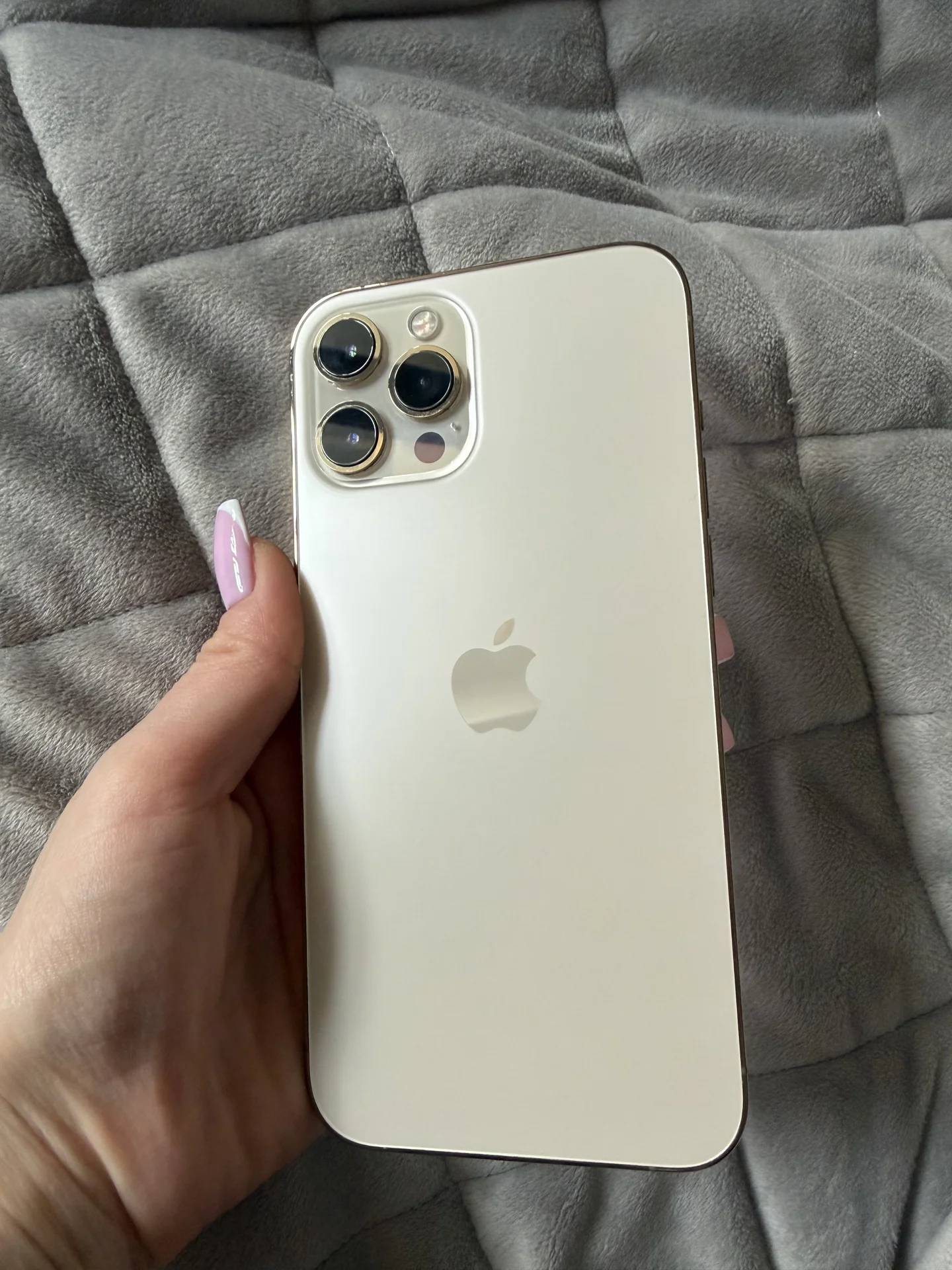iPhone 12 Pro Max 128 гб всегда в чехле и стекле - миниатюра 4