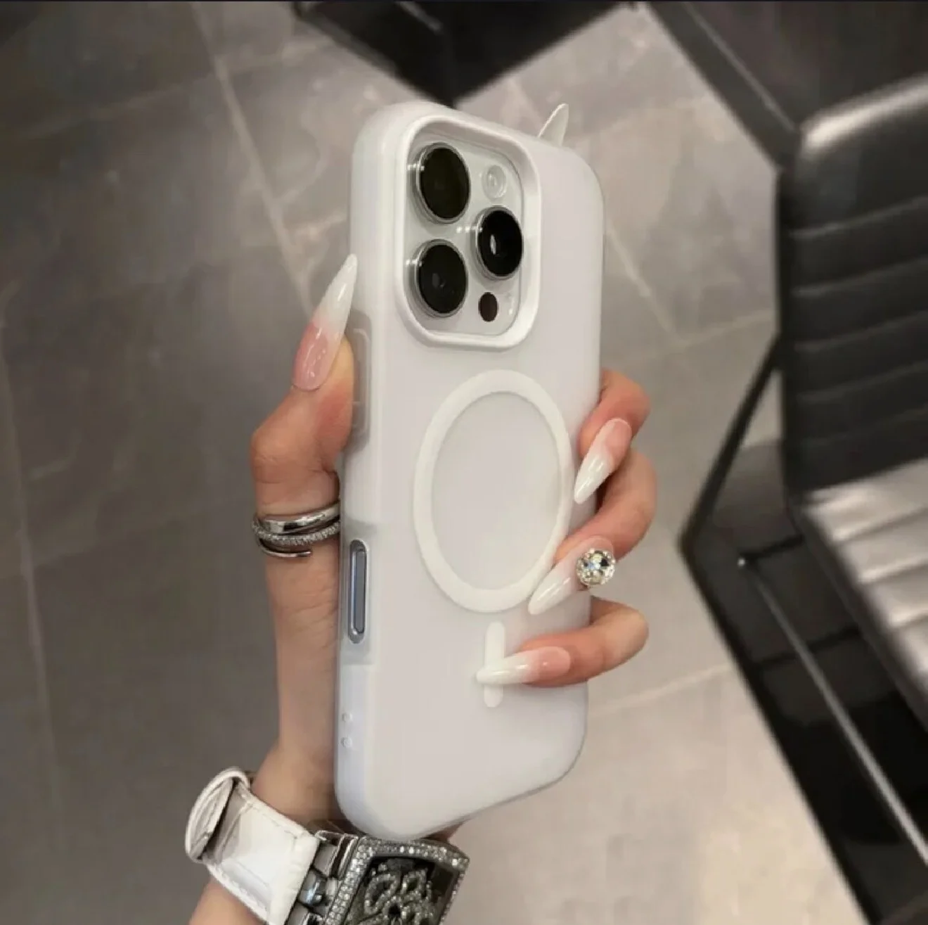 Чехол на iPhone 15 Pro Max с MagSafe, матовый, противоударный