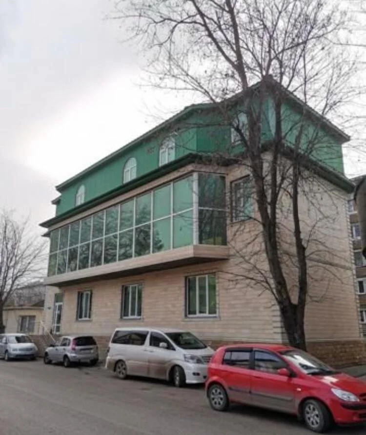 Помещение у озера в городе курорте. - миниатюра 2