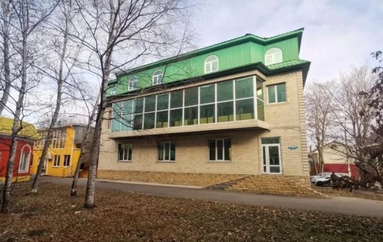Помещение у озера в городе курорте. - миниатюра 3