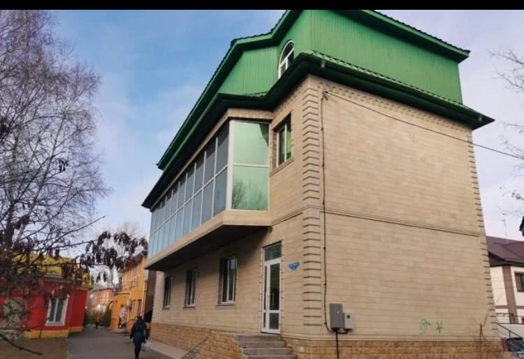 Помещение у озера в городе курорте. - миниатюра 4