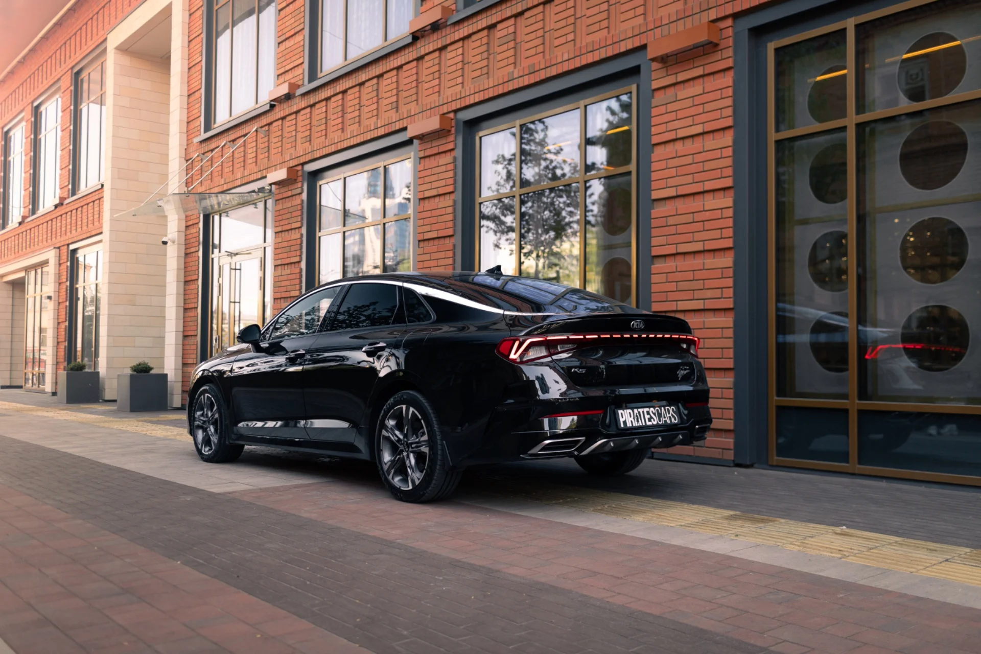 Аренда KIA K5 бизнес класс без водителя - миниатюра 4