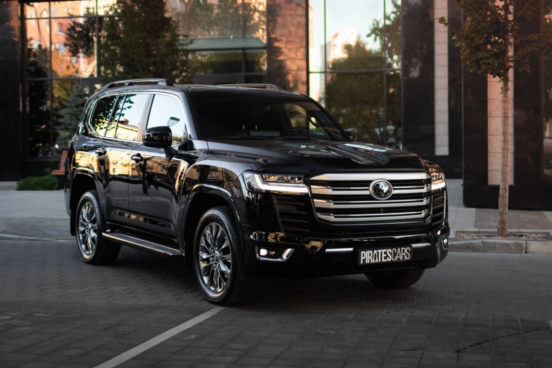 Аренда авто без водителя Toyota Land Cruiser 300 - изображение 1