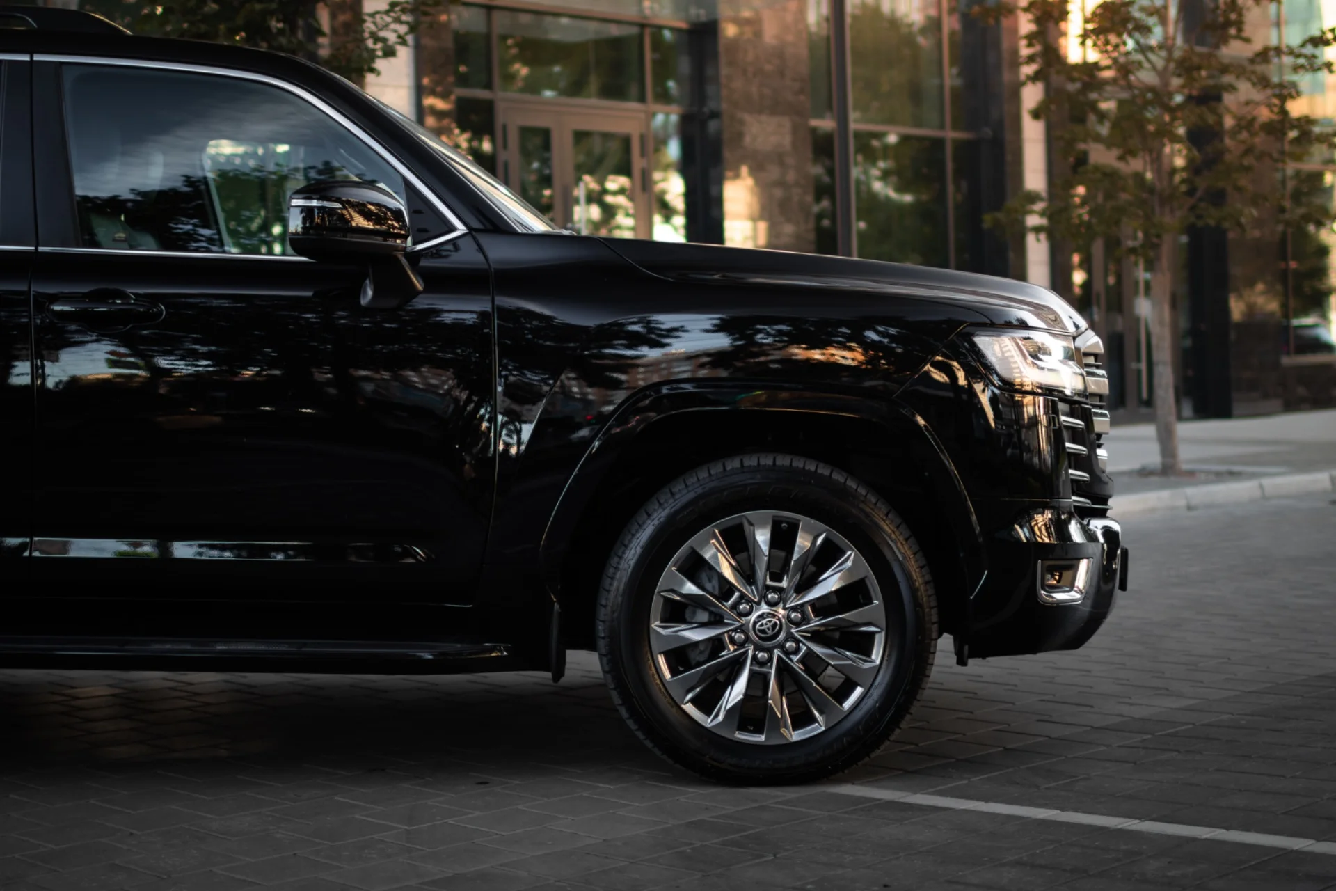 Аренда авто без водителя Toyota Land Cruiser 300 - миниатюра 3
