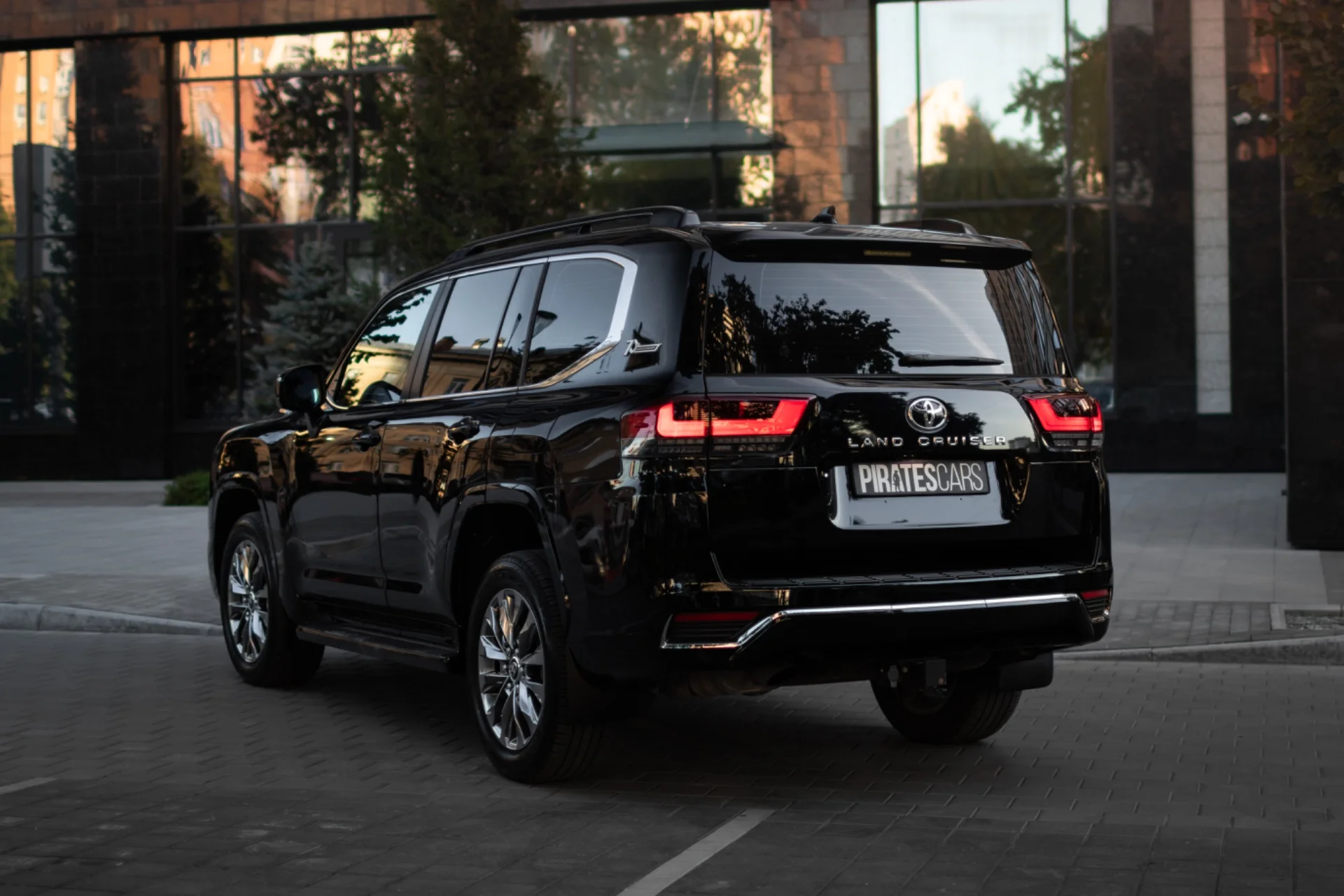 Аренда авто без водителя Toyota Land Cruiser 300 - миниатюра 4