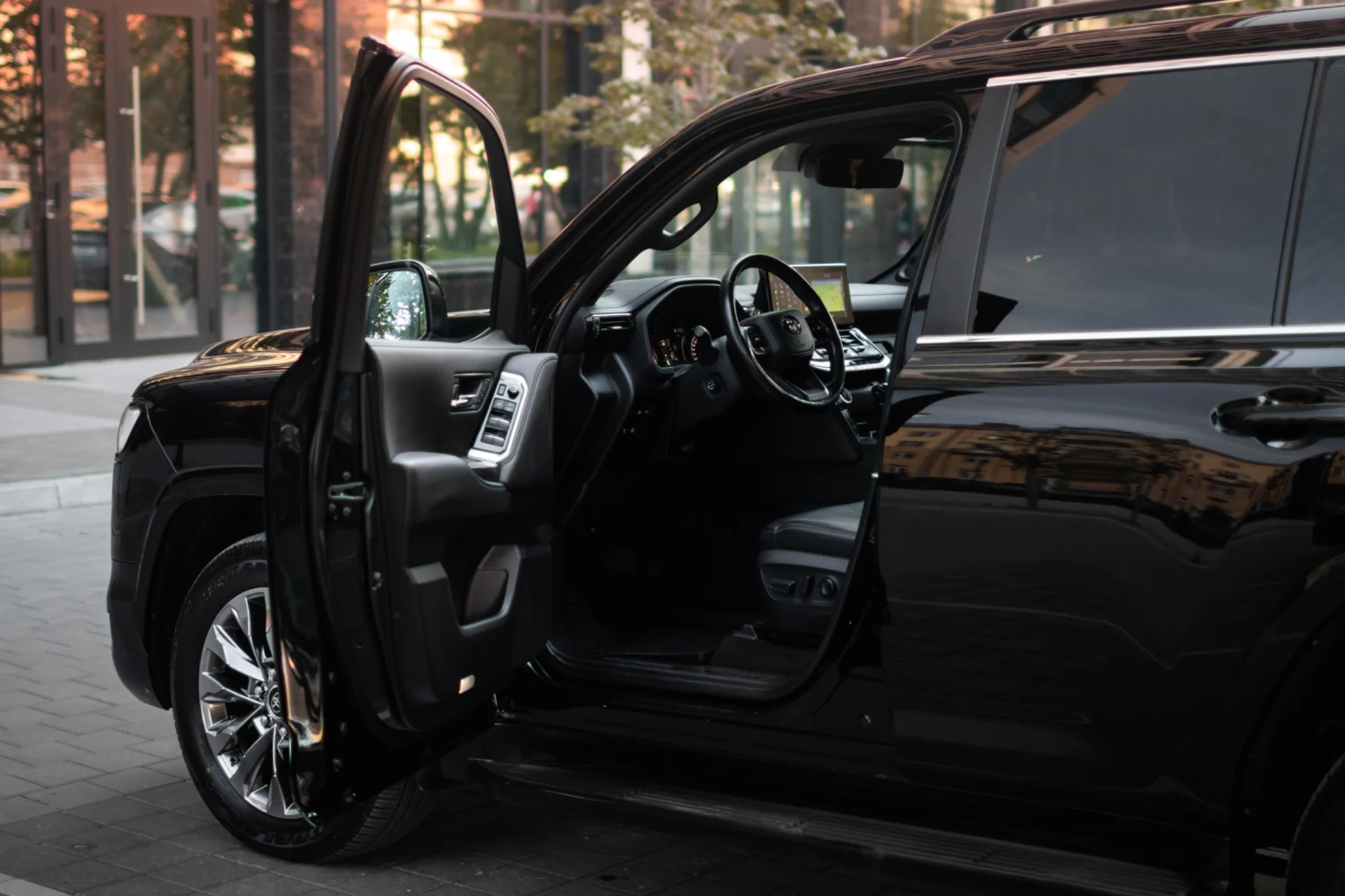 Аренда авто без водителя Toyota Land Cruiser 300 - миниатюра 5