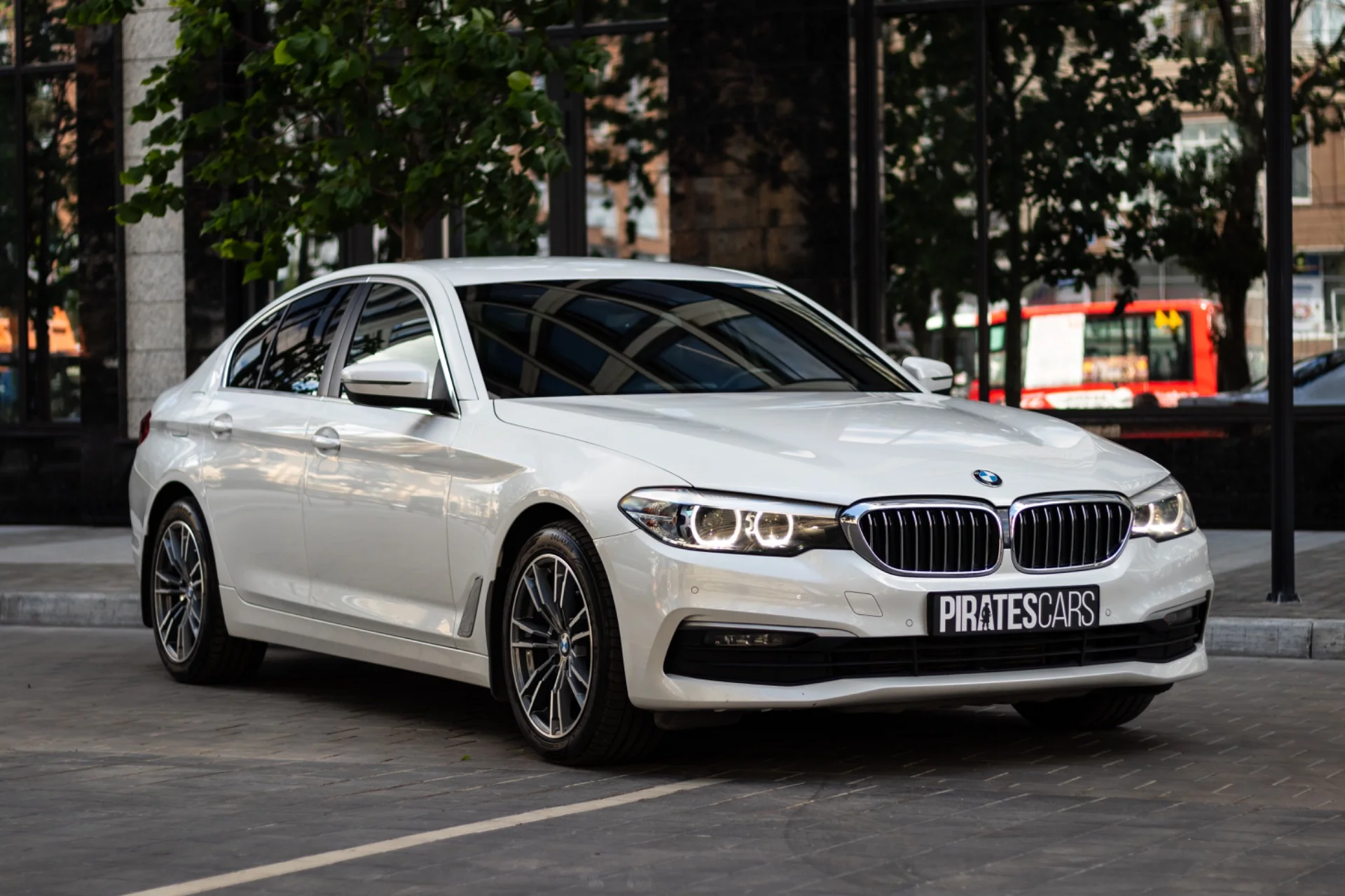 Аренда авто бизнес класса BMW 520D без водителя - изображение 1