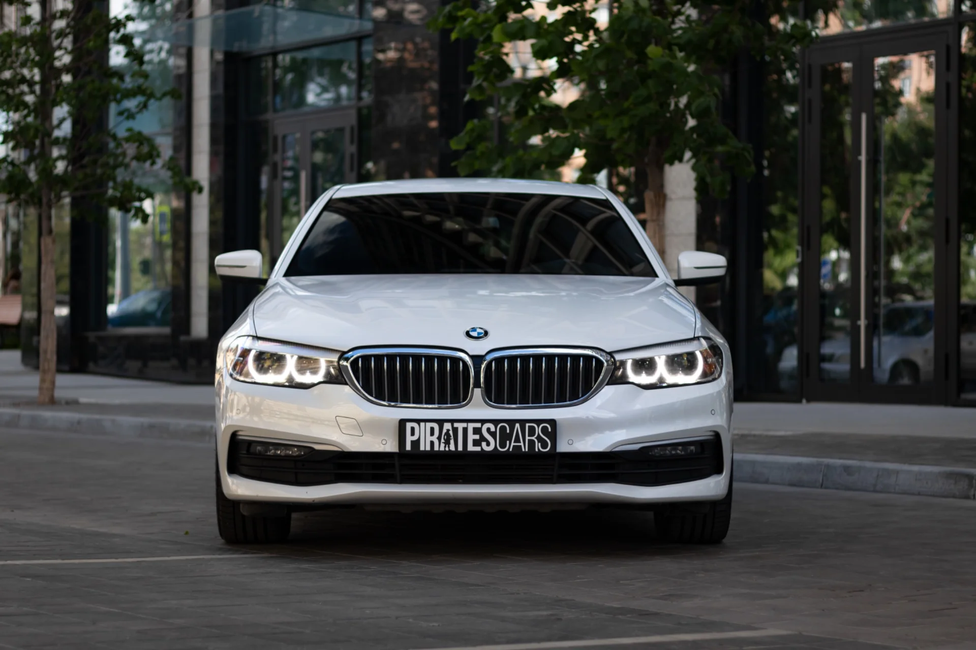 Аренда авто бизнес класса BMW 520D без водителя - миниатюра 2