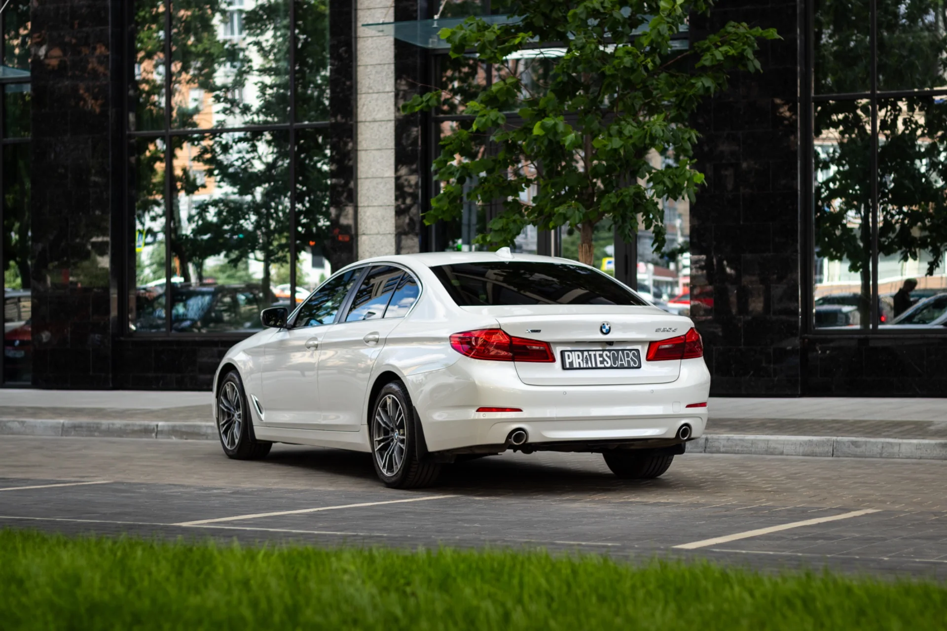 Аренда авто бизнес класса BMW 520D без водителя - миниатюра 4