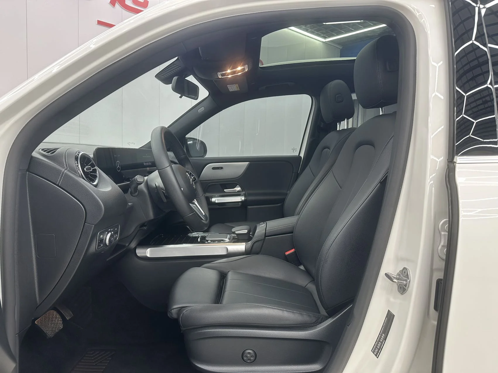 Mercedes-Benz GLB180 - миниатюра 7