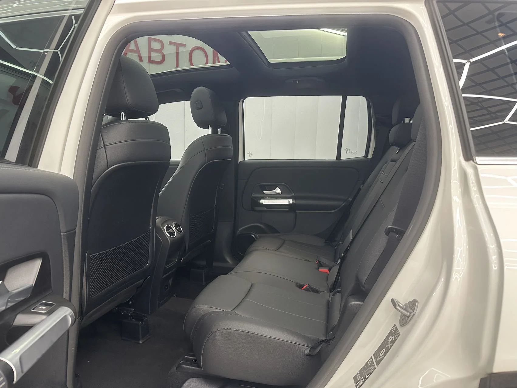 Mercedes-Benz GLB180 - миниатюра 8