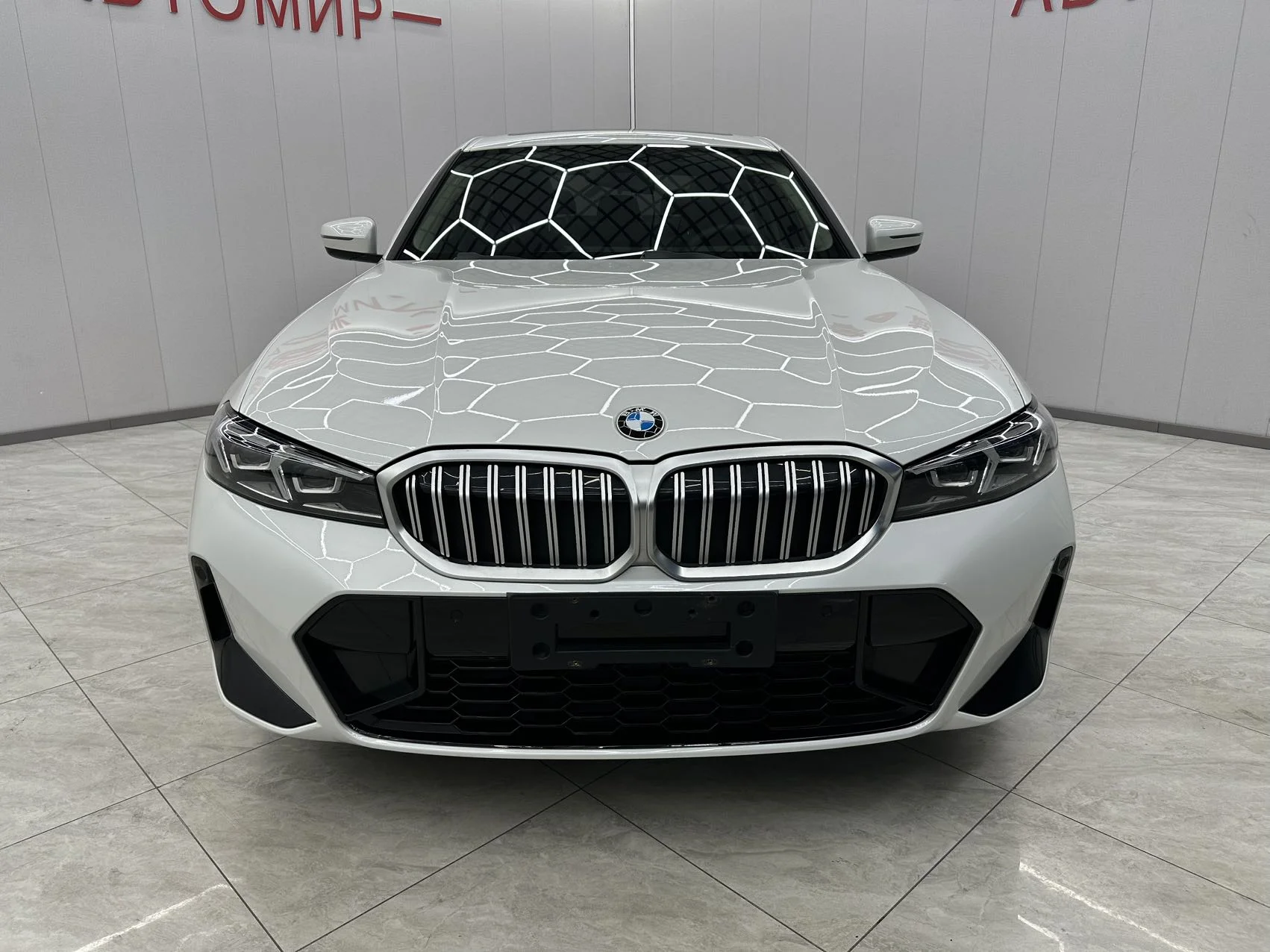 BMW 3-Series 320Li - изображение 1