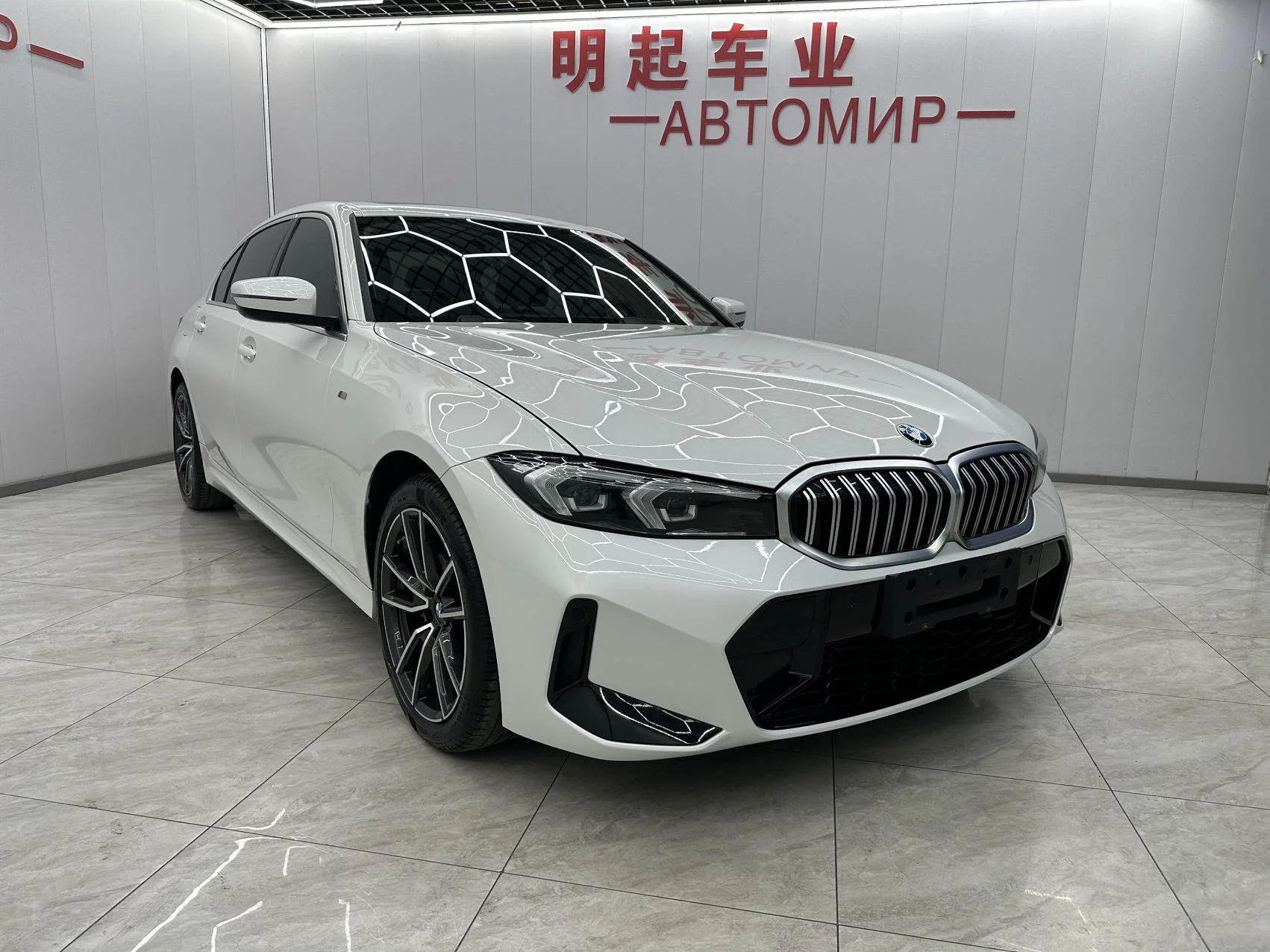 BMW 3-Series 320Li - миниатюра 2